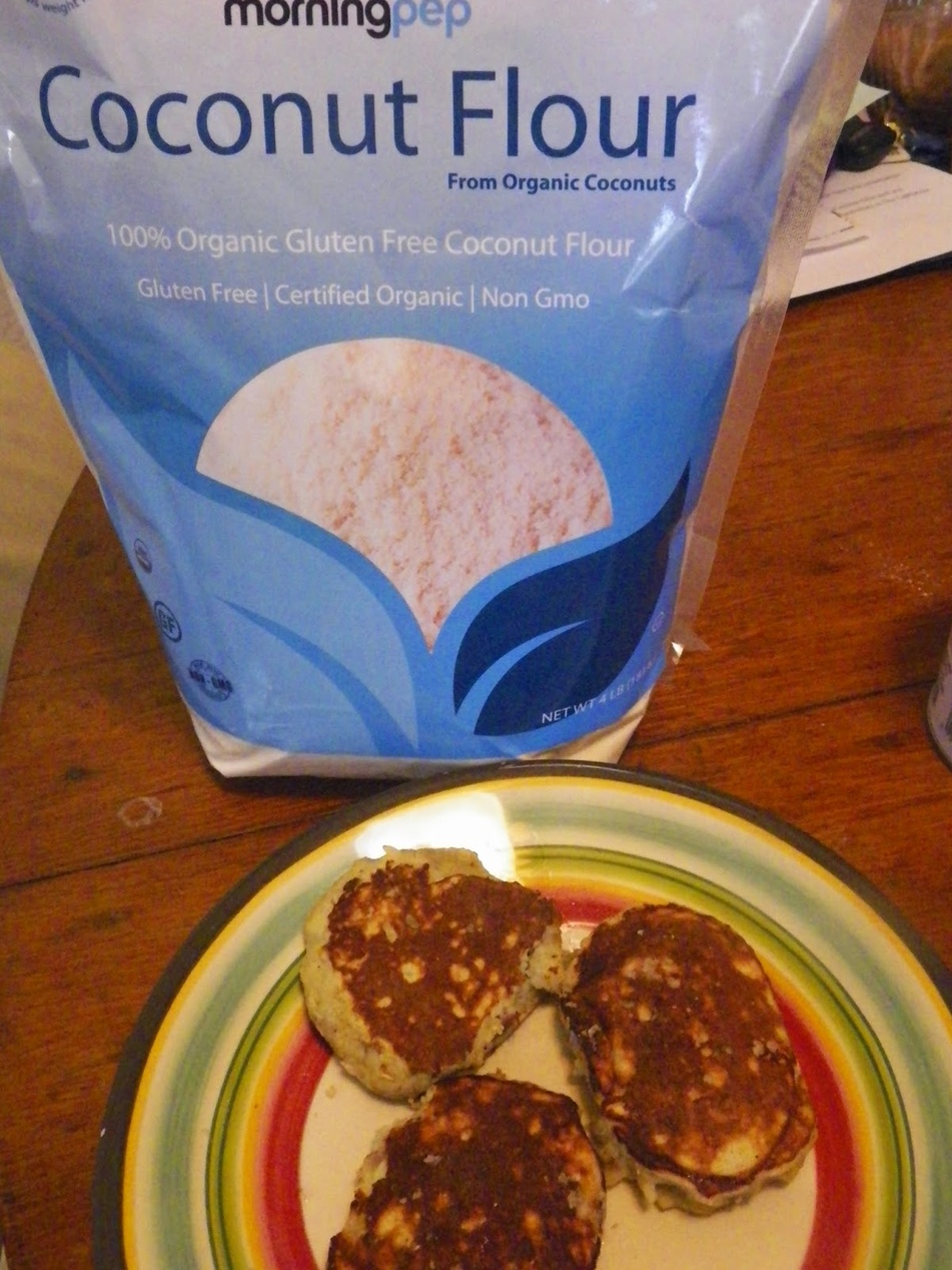 Närbild på nybakade pannkakor gjorda med kokosmjöl, med en förpackning 'Morning Pep Coconut Flour' i bakgrunden.