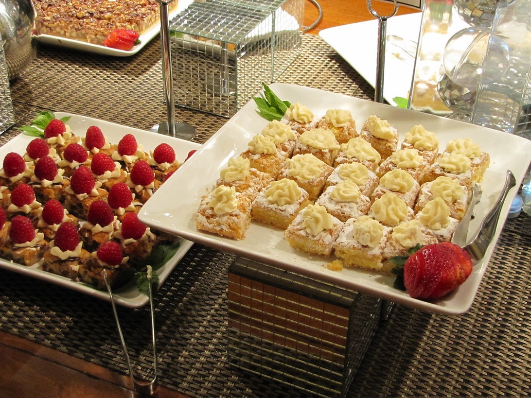 Ett vackert dessertbord uppdukat för en sommarfest med olika kakor och pajer.